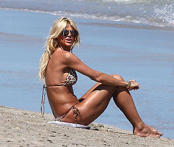 Victoria Silvstedt sexy in bikini on the beach in Miami