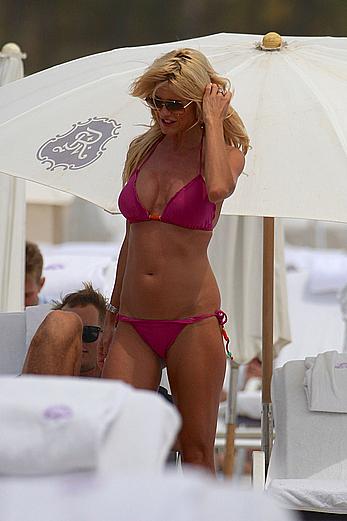 Victoria Silvstedt sexy in pink bikini in Miami