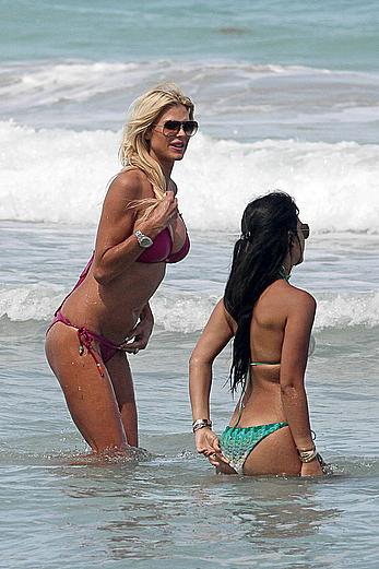 Victoria Silvstedt sexy in pink bikini in Miami