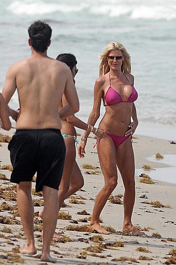 Victoria Silvstedt sexy in pink bikini in Miami