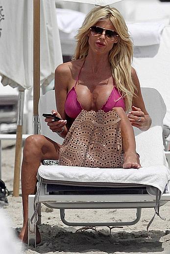 Victoria Silvstedt sexy in pink bikini in Miami