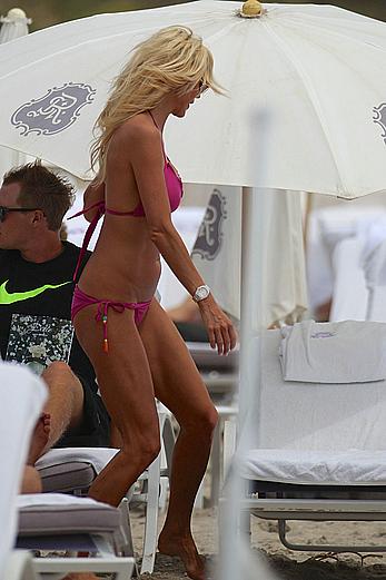 Victoria Silvstedt sexy in pink bikini in Miami