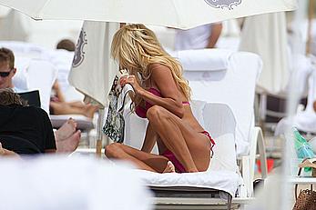 Victoria Silvstedt sexy in pink bikini in Miami