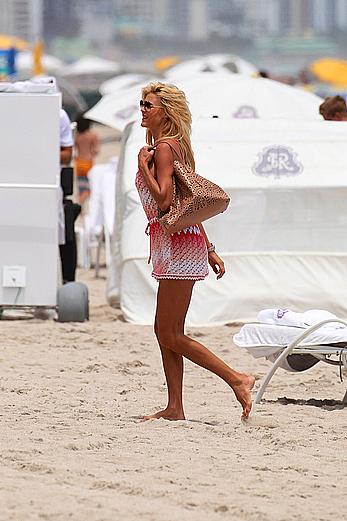 Victoria Silvstedt sexy in pink bikini in Miami