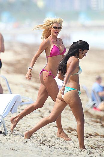 Victoria Silvstedt sexy in pink bikini in Miami