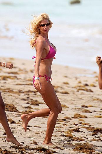 Victoria Silvstedt sexy in pink bikini in Miami