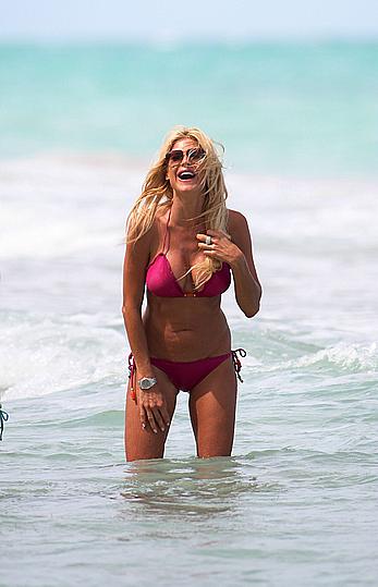 Victoria Silvstedt sexy in pink bikini in Miami