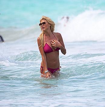 Victoria Silvstedt sexy in pink bikini in Miami