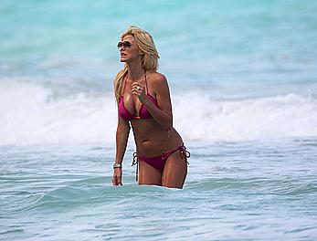 Victoria Silvstedt sexy in pink bikini in Miami