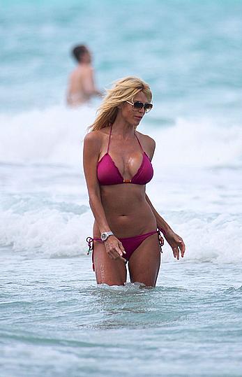 Victoria Silvstedt sexy in pink bikini in Miami