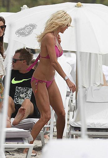 Victoria Silvstedt sexy in pink bikini in Miami