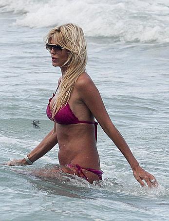 Victoria Silvstedt sexy in pink bikini in Miami