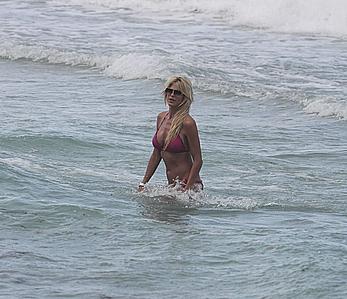 Victoria Silvstedt sexy in pink bikini in Miami