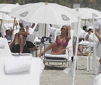 Victoria Silvstedt sexy in pink bikini in Miami