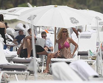 Victoria Silvstedt sexy in pink bikini in Miami