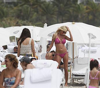 Victoria Silvstedt sexy in pink bikini in Miami