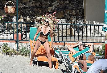 Yasmin Brunet tit slip in Portofino