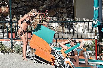 Yasmin Brunet tit slip in Portofino