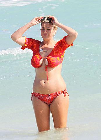 Busty Josie Goldberg shows cleavage at the beach in Miami