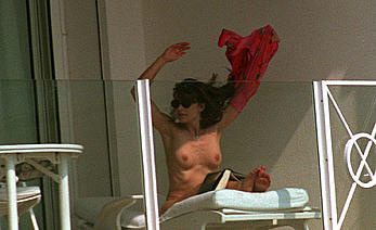 Actress Elizabeth Hurley caught topless by paparazzi