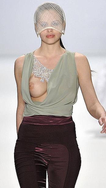 Hana Nitsche boobslip runway wardrobe malfunction shots