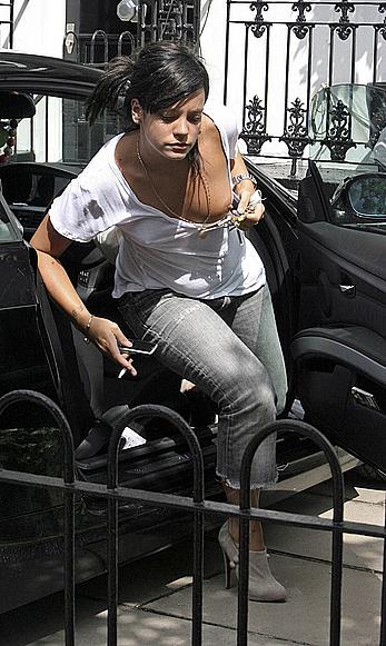 Lily Allen titslip paparazzi shots