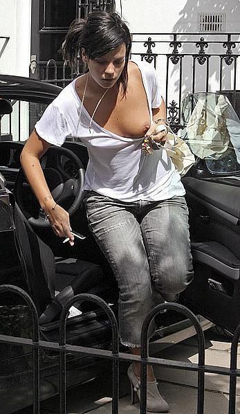 Lily Allen titslip paparazzi shots