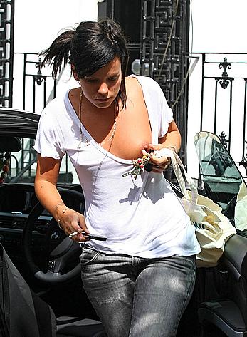 Lily Allen titslip paparazzi shots