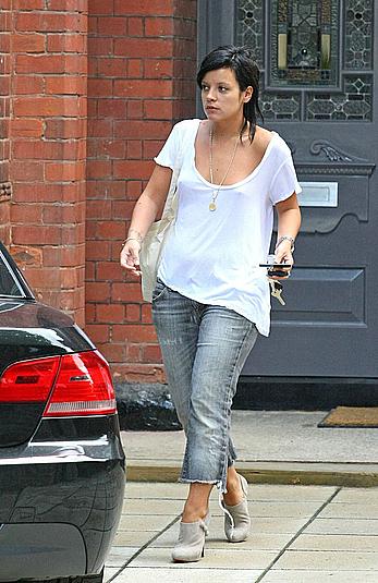 Lily Allen titslip paparazzi shots