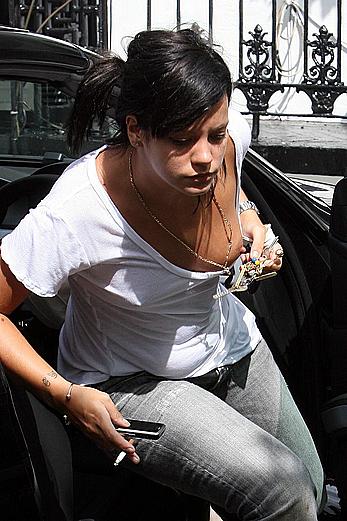 Lily Allen titslip paparazzi shots