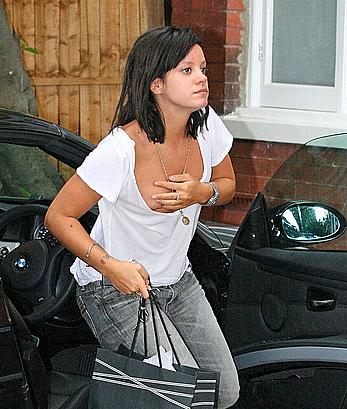 Lily Allen titslip paparazzi shots