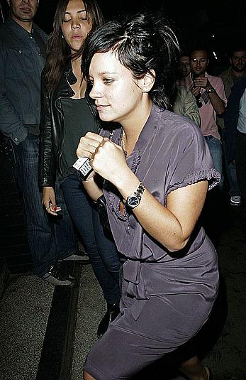 Lily Allen tit slip paparazzi shots