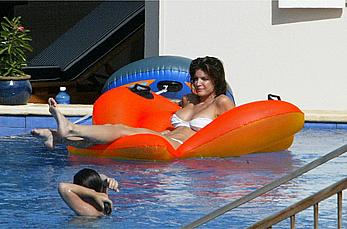 Stephanie Seymour titslip in bikini in a pool