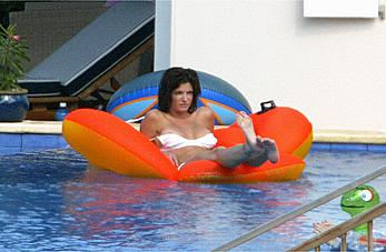 Stephanie Seymour titslip in bikini in a pool