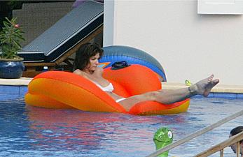 Stephanie Seymour titslip in bikini in a pool